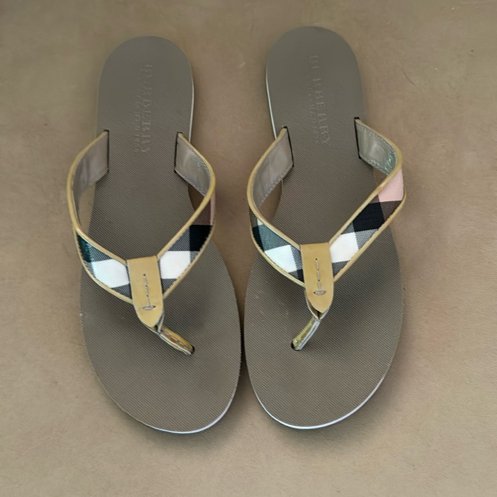 Like new Burberry thong flip flops